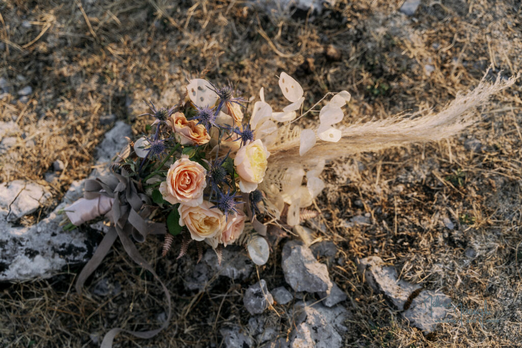 bouquet con eryngium felci rose e lunaria