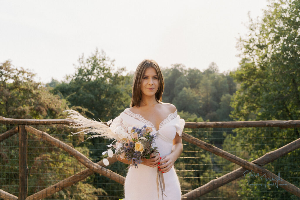 sposa con bouquet natural style