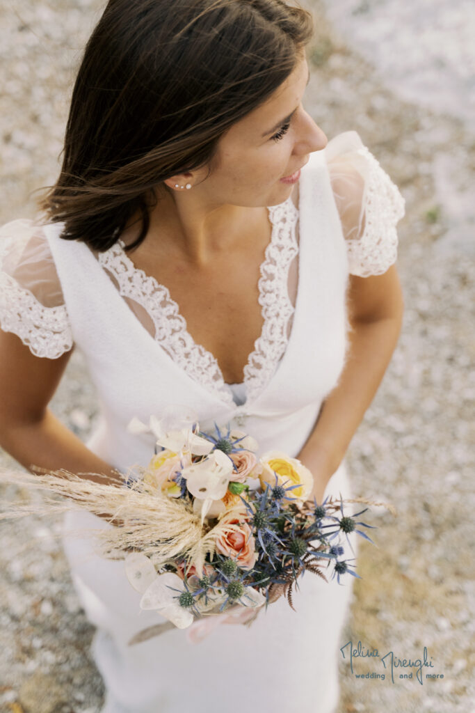 sposa con bouquet natural 