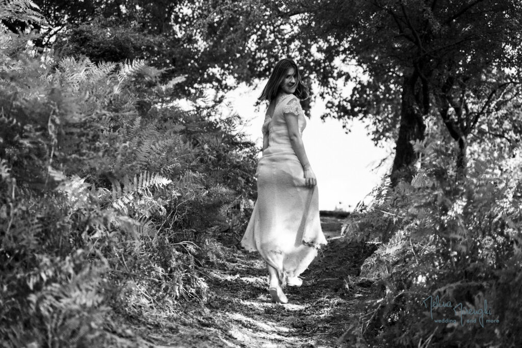 Sposa che corre nel bosco